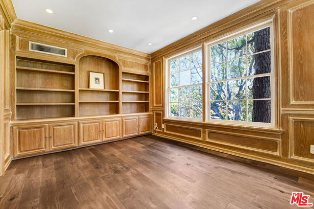 12320 Ridge Circle, Los Angeles CA: https://media.crmls.org/mediaz/b5518c19-5160-4602-9294-b4b2899299ab.jpg