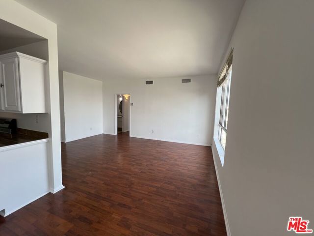 622 S Barrington Avenue, Los Angeles CA: https://media.crmls.org/mediaz/b551cd62-3615-4980-97f9-4f6ed5607810.jpg