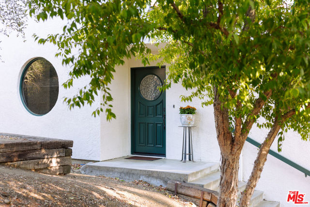 25620 Nebo Dr, Calabasas CA: https://media.crmls.org/mediaz/b551e5bb-d2b5-4ce0-9e7f-8b4034a98f1e.jpg