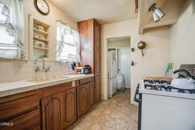 1120 S Burnside Avenue, Los Angeles CA: https://media.crmls.org/mediaz/b552118f-6de3-4874-8bb7-b7124c820dbc.jpg