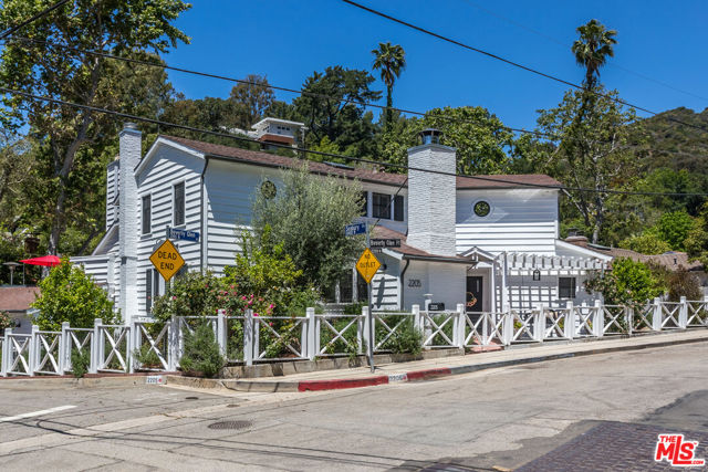 2205 Beverly Glen Place, Los Angeles CA: https://media.crmls.org/mediaz/b5521e41-aa76-46d4-bdfa-86d99dc8f6ea.jpg