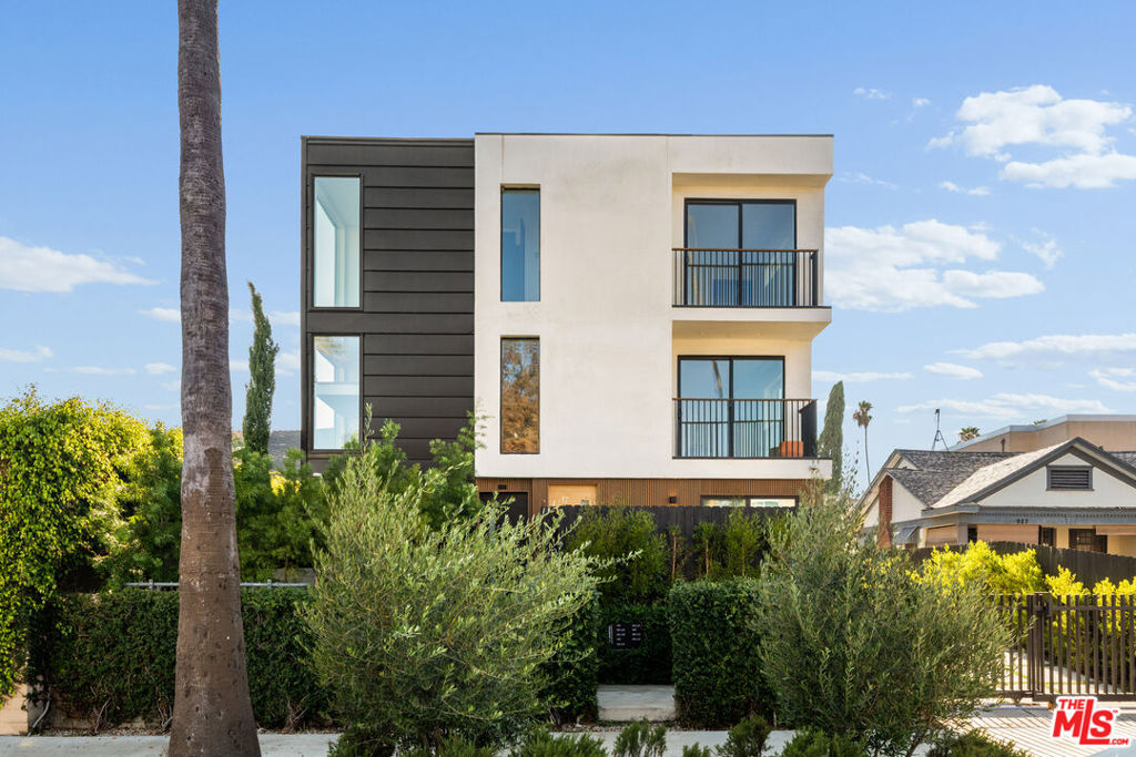 Multifamily at 923 N Mariposa Avenue