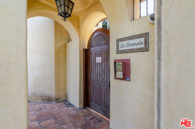 1331 N Sycamore Avenue, Los Angeles CA: https://media.crmls.org/mediaz/b5545554-e8c6-4105-8e8e-86db1b721e48.jpg