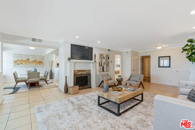 4350 Via Dolce, Marina del Rey CA: https://media.crmls.org/mediaz/b5545dd8-afcc-4c3c-80b3-97cf291c0574.jpg