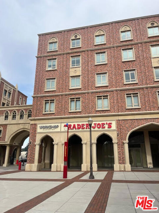 1100 S Hope Street, Los Angeles CA: https://media.crmls.org/mediaz/b554868c-7336-42e3-81c4-905e56f69a6f.jpg