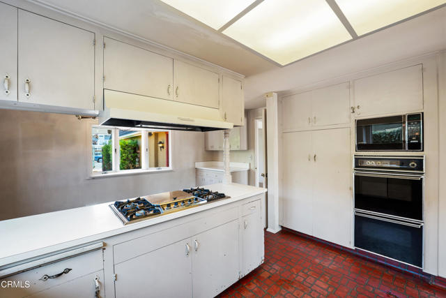 2851 Seahorse Avenue, Ventura CA: https://media.crmls.org/mediaz/b555c5c5-535c-4c89-93c0-2f3b1d4a3401.jpg