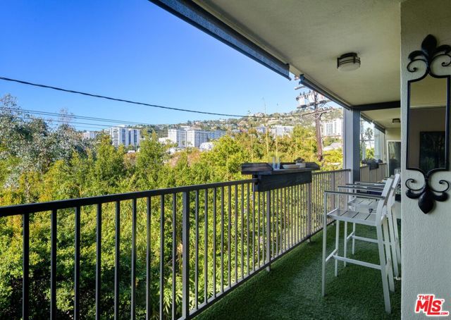 949 N Kings Road, West Hollywood CA: https://media.crmls.org/mediaz/b5561fdf-7a37-483b-b3de-bd0690acd792.jpg