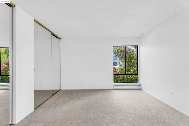 7 Commodore Dr, Emeryville CA: https://media.crmls.org/mediaz/b556be84-dc0d-4697-a56b-65c348a549ce.jpg