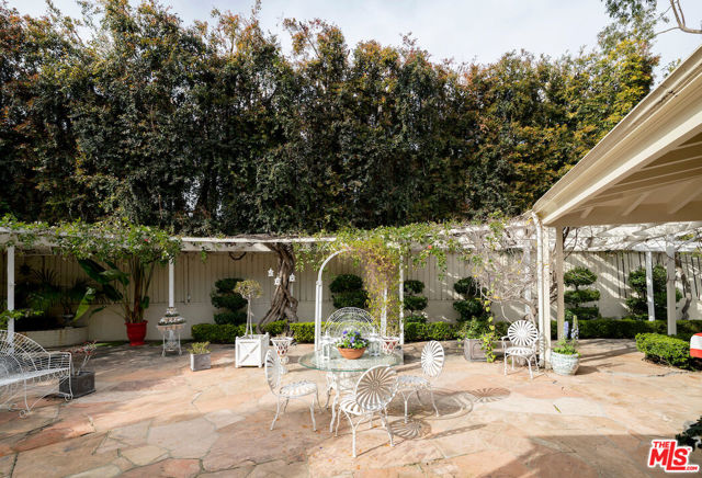 601 Woodruff Avenue, Los Angeles CA: https://media.crmls.org/mediaz/b556c2f5-ade5-4fbd-b3e7-390e990cd32c.jpg