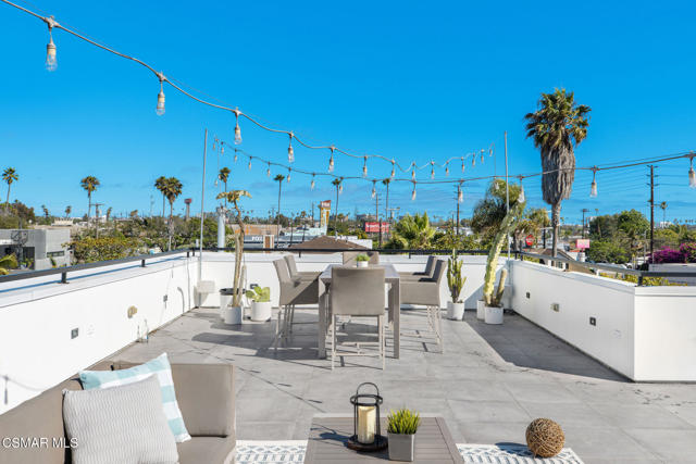 829 Flower Avenue, Venice CA: https://media.crmls.org/mediaz/b556e571-dedf-480a-831c-a4abdffe589f.jpg