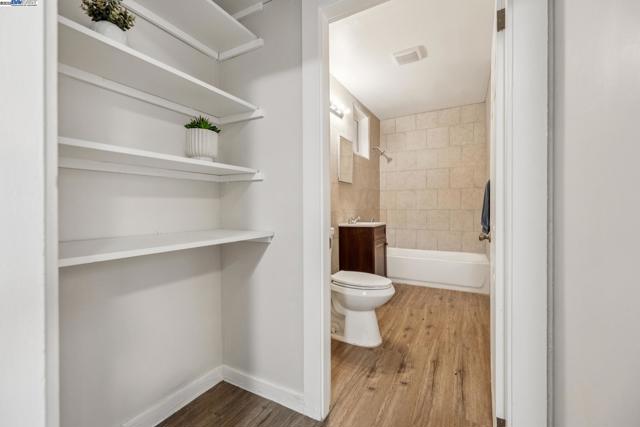 545 Central Ave, Alameda CA: https://media.crmls.org/mediaz/b55744e2-948a-4d4a-900d-1e785f80979e.jpg