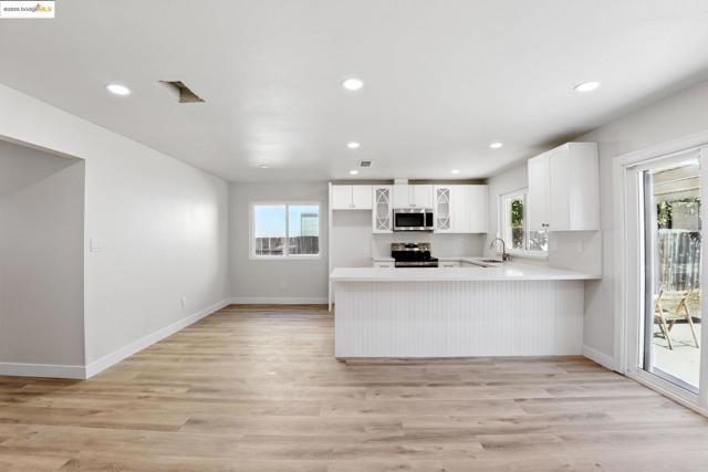 96 Coral Ln, Suisun City CA: https://media.crmls.org/mediaz/b557c4bb-156c-4ae2-a8b5-79f20e12e744.jpg