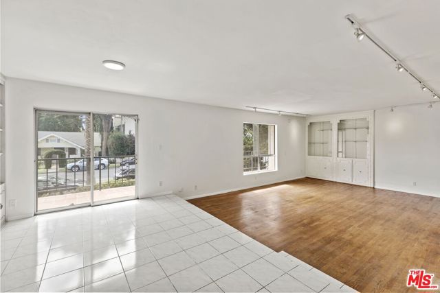 1033 6TH Street, Santa Monica CA: https://media.crmls.org/mediaz/b558481e-502b-4715-9ba0-7b4be05dd9b8.jpg
