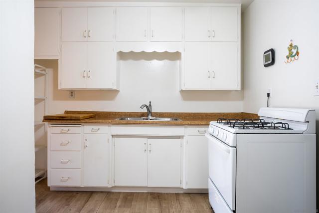 12643 Castle Court Dr, Lakeside CA: https://media.crmls.org/mediaz/b5585b1d-8767-4f4b-ae73-d9e6f5538432.jpg