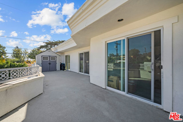 941 Yale Street, Santa Monica CA: https://media.crmls.org/mediaz/b558a06d-bc2c-4f58-88a1-e71f6a27af66.jpg