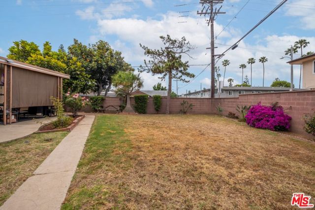 10725 S 8th Avenue, Inglewood CA: https://media.crmls.org/mediaz/b55901e6-7f7a-4f0b-9ecf-d463f2d479b5.jpg