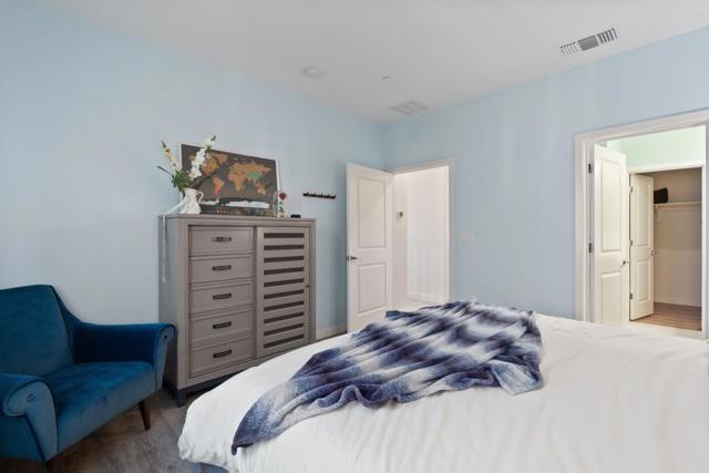 320 Circuit Way, Mountain View CA: https://media.crmls.org/mediaz/b5593017-7a23-4d11-b0e2-faf41e6c9a2a.jpg
