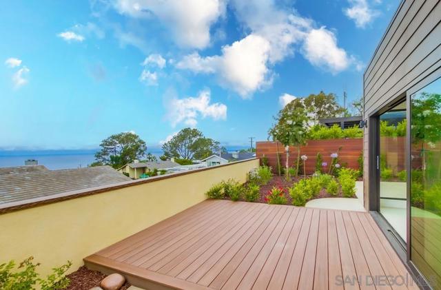 14066 Crest Way, Del Mar CA: https://media.crmls.org/mediaz/b559cd28-56bf-4fe8-9bcb-51ce124cac0a.jpg