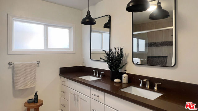 4427 S Wilton Place, Los Angeles CA: https://media.crmls.org/mediaz/b55a0c55-614e-447a-af88-257cf8d38c92.jpg