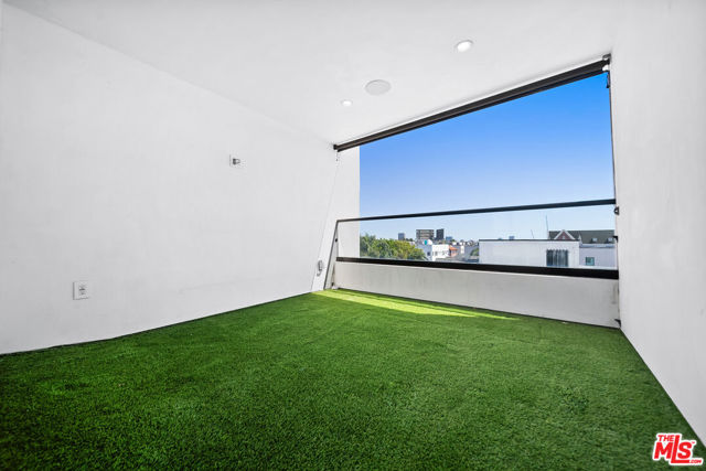 733 N Gramercy Place, Los Angeles CA: https://media.crmls.org/mediaz/b55b2d3a-8619-4c73-9119-67530f92b443.jpg