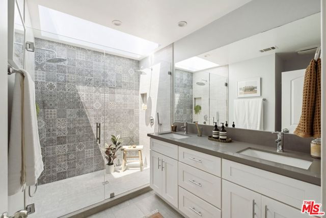 2907 Potomac Avenue, Los Angeles CA: https://media.crmls.org/mediaz/b55cb7c9-8e27-409a-b282-3ec5d43d3e4a.jpg