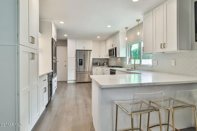 168 E Gainsborough Road, Thousand Oaks CA: https://media.crmls.org/mediaz/b55e38a9-efd3-4bf0-88fc-3347d3a35b01.jpg