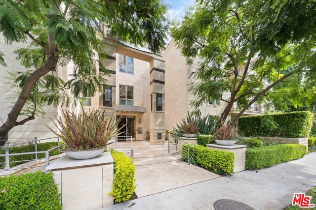 1318 Roxbury Drive, Los Angeles CA: https://media.crmls.org/mediaz/b560b7af-4b7f-433a-babf-a5fc554a8772.jpg