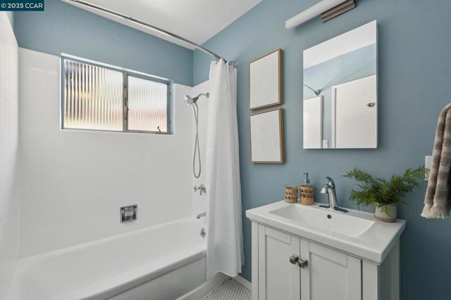 6653 Banning Dr, Oakland CA: https://media.crmls.org/mediaz/b56296ed-33b0-446a-be80-4558beb7f441.jpg
