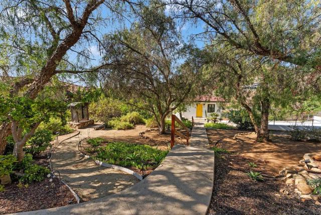 9586 Alto Dr, La Mesa CA: https://media.crmls.org/mediaz/b5647a62-68cf-44d4-bc7b-69caafdb7c07.jpg