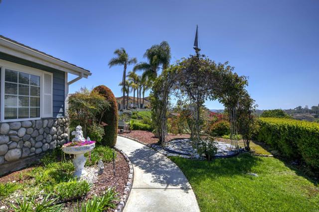 223 Presley Place, Vista CA: https://media.crmls.org/mediaz/b5649f9c-e72d-46fb-b215-f74497c84ea2.jpg