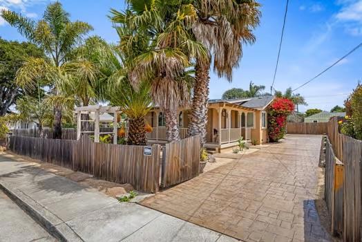 425 Alcalde Avenue, Monterey CA: https://media.crmls.org/mediaz/b564c119-a2e8-4c58-a681-73fe057b6dd6.jpg
