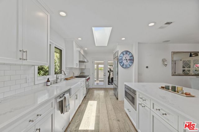 207 10th Street, Santa Monica CA: https://media.crmls.org/mediaz/b565ccb7-b30c-4dd5-a7bd-3228c4754b18.jpg