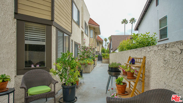 517 Fischer Street, Glendale CA: https://media.crmls.org/mediaz/b5669f8c-e3e0-49c7-94a5-a206939bfe49.jpg