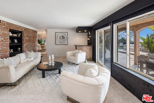8004 Oceanus Drive, Los Angeles CA: https://media.crmls.org/mediaz/b566f177-ff03-4680-a90c-54fd930afad7.jpg