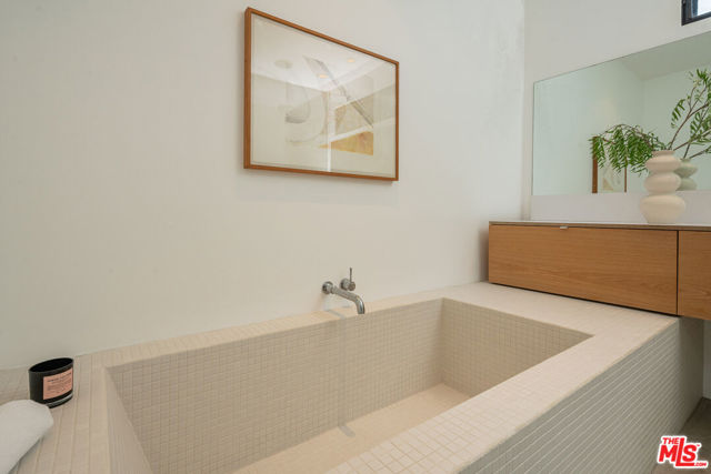 509 Santa Clara Avenue, Venice CA: https://media.crmls.org/mediaz/b566f183-9768-4024-82be-b33e1728de8d.jpg