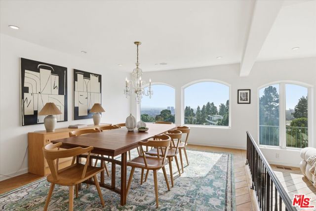 1284 Lago Vista Drive, Beverly Hills CA: https://media.crmls.org/mediaz/b568e464-30e8-4d67-b708-91bc6a4cc0c4.jpg