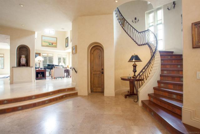 7206 Aviara Drive, Carlsbad CA: https://media.crmls.org/mediaz/b56919b6-58c6-4095-98bc-b35206e45863.jpg