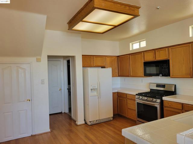 386 Bay Ridge Drive, Daly City CA: https://media.crmls.org/mediaz/b5694ae2-2f9b-49a3-9f0d-c22cc51d8e4b.jpg