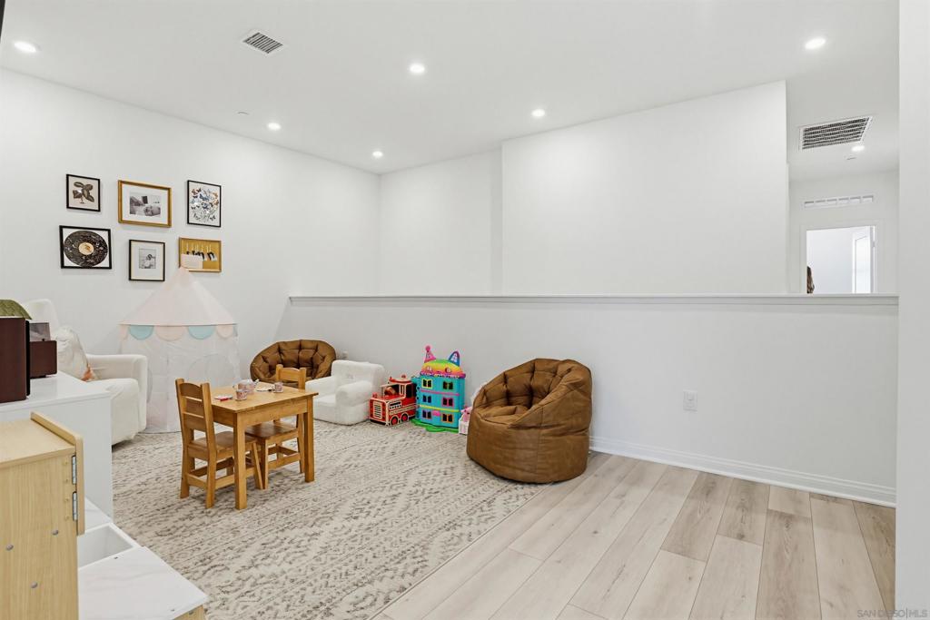 https://media.crmls.org/mediaz/b569da04-885a-4b18-8db2-9dd3a85d06f2.jpg?preset=X-Large
