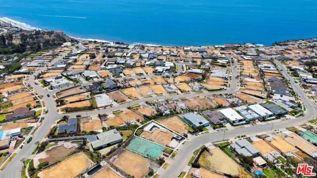 3530 Shoreheights Drive, Malibu CA: https://media.crmls.org/mediaz/b56a1c08-822f-4ad1-a3db-ebd8ee99a9a9.jpg