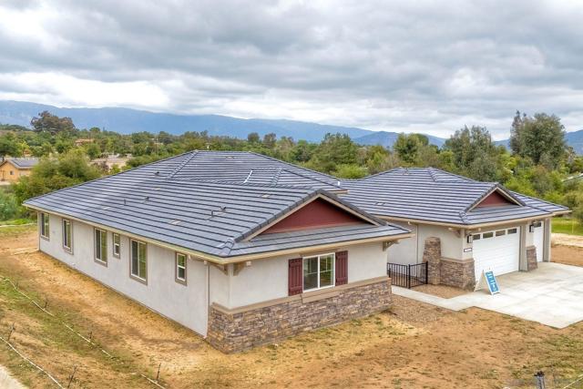29527 Viking View Ln, Valley Center CA: https://media.crmls.org/mediaz/b56aa112-57e4-499e-8cfc-5b7aab4178c6.jpg