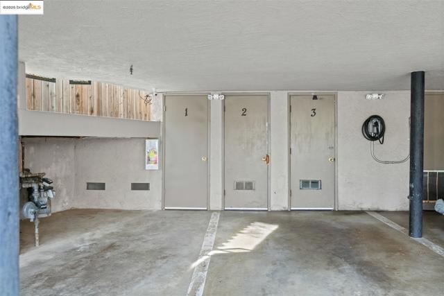 383 Staten Ave, Oakland CA: https://media.crmls.org/mediaz/b56b0edb-0d96-4bef-bbd7-81bd674cc4a9.jpg