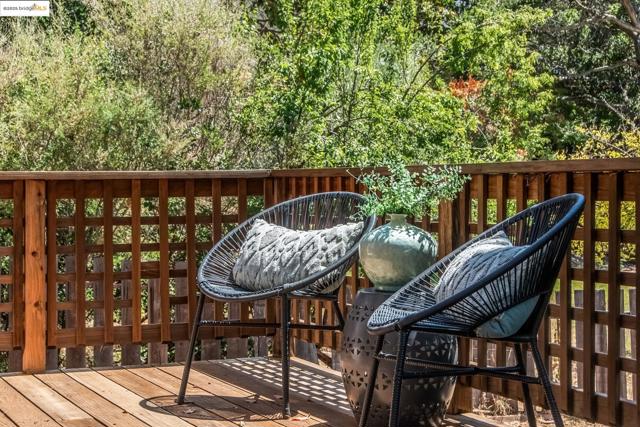 3176 Jordan Rd, Oakland CA: https://media.crmls.org/mediaz/b56b20cd-295e-4d3e-8a22-4e8583be3183.jpg