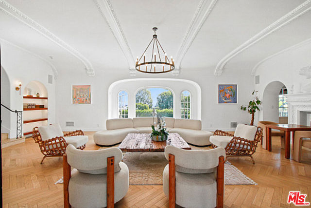 9451 Sunset Boulevard, Beverly Hills CA: https://media.crmls.org/mediaz/b56b5f2c-384a-46b6-90af-da9d028fc737.jpg