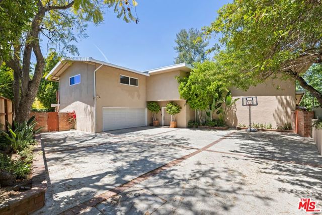 16241 W Meadow Ridge Way, Encino CA: https://media.crmls.org/mediaz/b56ce558-18f2-4e75-9b25-5a1926d56ea1.jpg