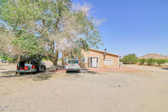 10424 Santa Fe Fire Road, Lucerne Valley CA: https://media.crmls.org/mediaz/b56ced98-858e-4445-8e98-2f5521fa427c.jpg