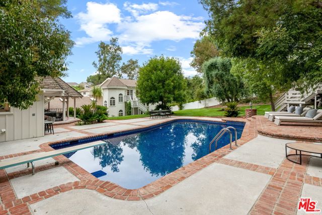 19159 Rosita Street, Tarzana CA: https://media.crmls.org/mediaz/b56d5faf-021f-417e-b0b0-1c7d5982fd31.jpg