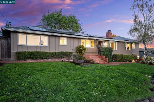 102 Hillcrest Dr, Orinda CA: https://media.crmls.org/mediaz/b56d9560-b82c-46d7-8d63-2c365e28a1ec.jpg