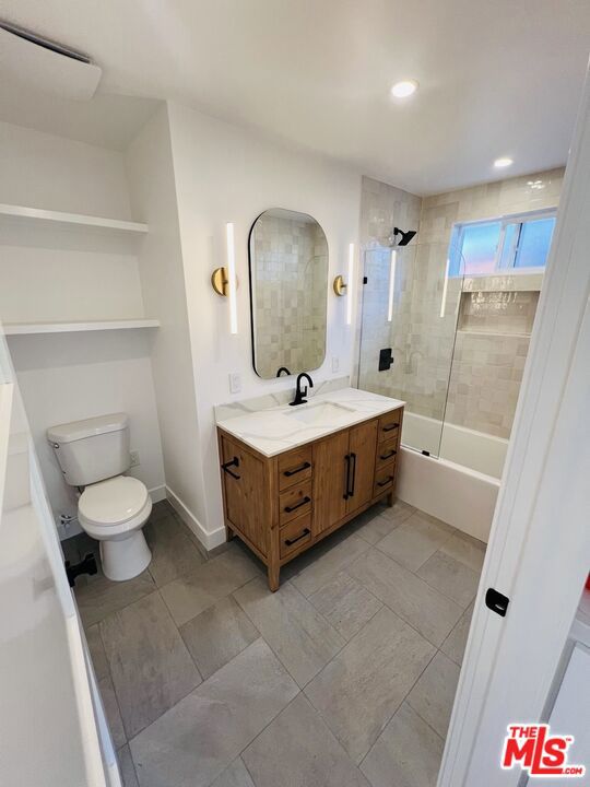 3815 Fernwood Avenue, Los Angeles CA: https://media.crmls.org/mediaz/b56e3a4a-e959-46af-a1c3-2d53e7801aef.jpg
