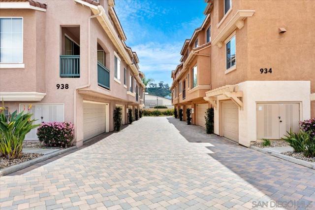 938 Camino De La Reina, San Diego CA: https://media.crmls.org/mediaz/b56ee0c9-0331-47fe-a8fc-60d035917fbe.jpg